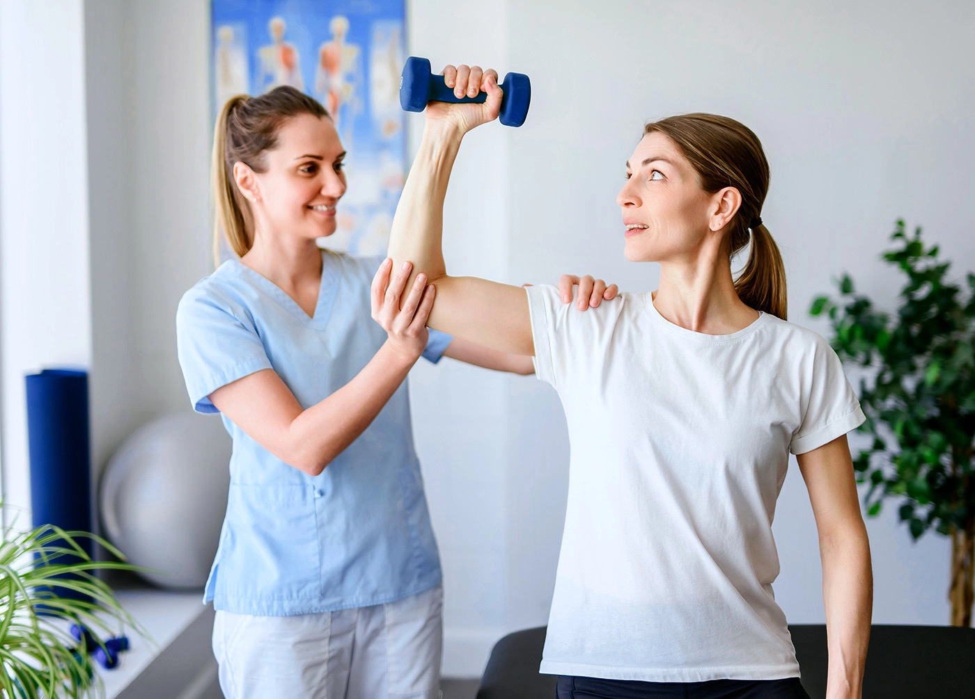 Foto zwei Frauen bei der Reha