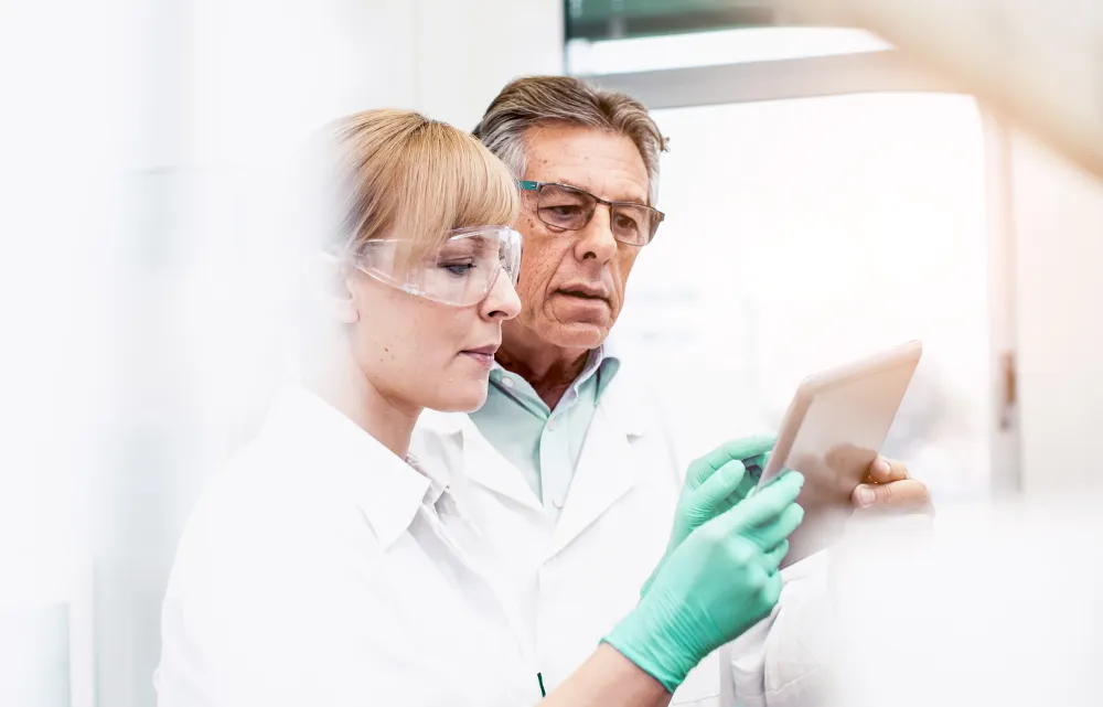 Foto zwei Mediziner bei der Arbeit