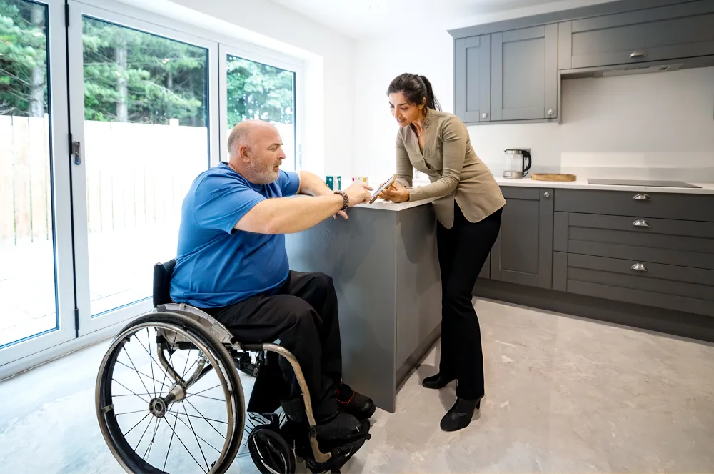 Rollstuhlfahrer zuhause